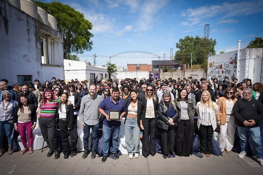 MAYRA ACOMPAÑÓ EL ACTO DE IMPOSICIÓN DE NOMBRE «MARÍA REMEDIOS DEL VALLE» DE LA EES Nº 31 DE QUILMES OESTE