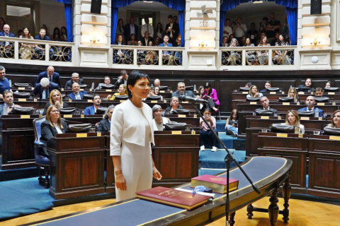 MAYRA MENDOZA JURÓ COMO DIPUTADA PROVINCIAL