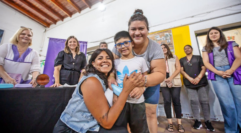 EVA MIERI ENTREGÓ ANTEOJOS A ESTUDIANTES DE 1º GRADO EN EL MARCO DEL PROGRAMA “VER PARA APRENDER”