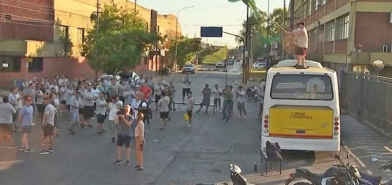 PARO DE COLECTIVOS DE LA LÍNEA 148 «EL HALCÓN»