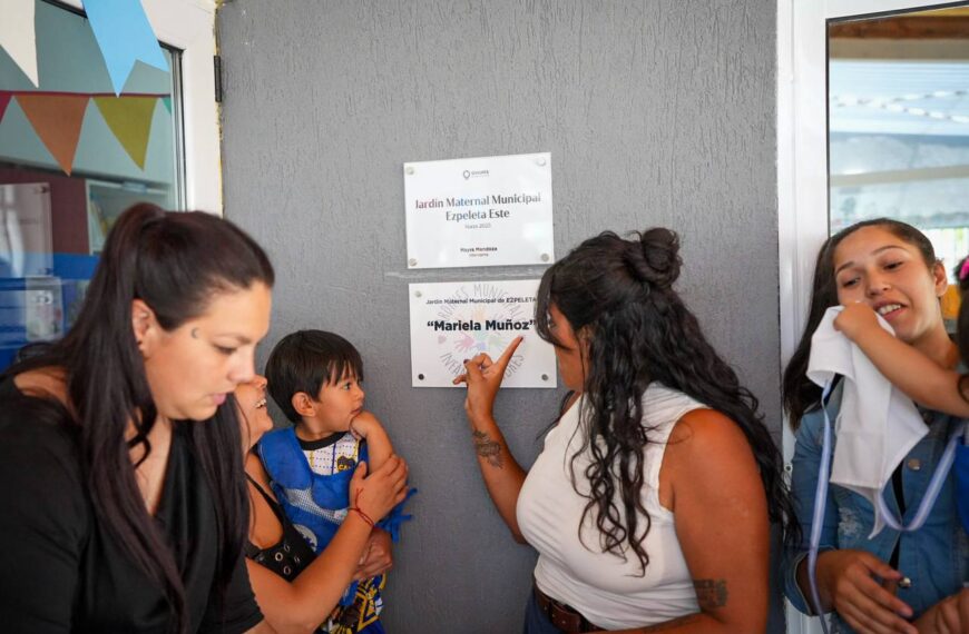 LA COMUNIDAD EDUCATIVA DEL JARDÍN MATERNAL MUNICIPAL DE EZPELETA IMPUSO EL NOMBRE «MARIELA MUÑOZ» A SU INSTITUCIÓN