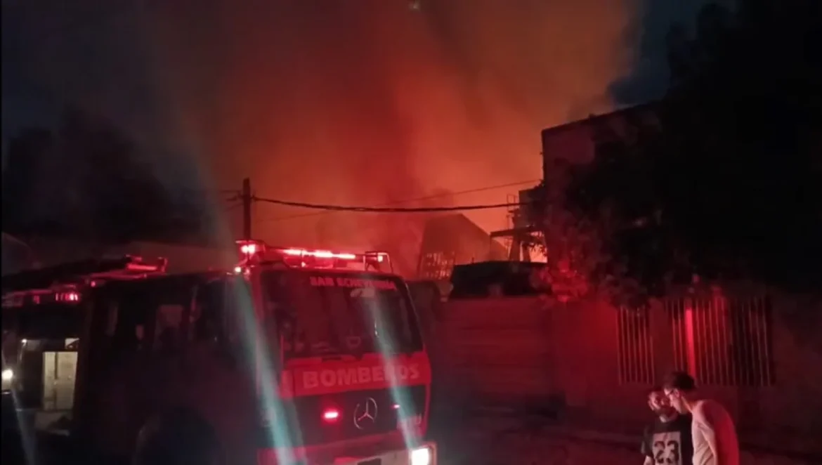 VORAZ INCENDIO DESTRUYÓ UNA FÁBRICA EN LUIS GUILLÓN Y MOVILIZÓ A OCHO DOTACIONES DE BOMBEROS