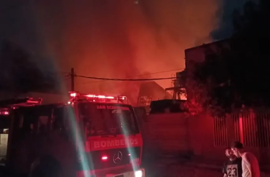 VORAZ INCENDIO DESTRUYÓ UNA FÁBRICA EN LUIS GUILLÓN Y MOVILIZÓ A OCHO DOTACIONES DE BOMBEROS