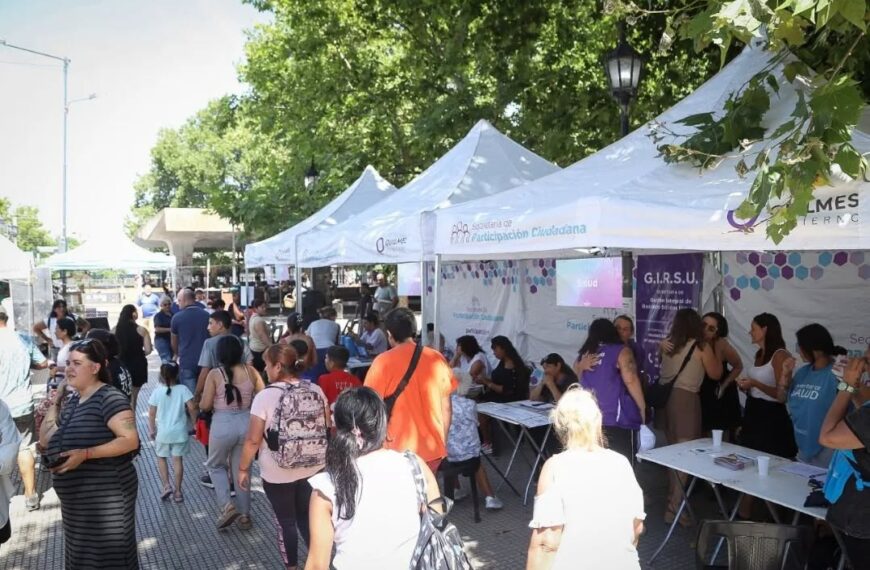 EL MUNICIPIO REALIZÓ UN NUEVO OPERATIVO «QUILMES CERCA» EN LA PLAZA YRIGOYEN Y BRINDÓ ASISTENCIA A LOS PRESENTES POR LAS ALTAS TEMPERATURAS