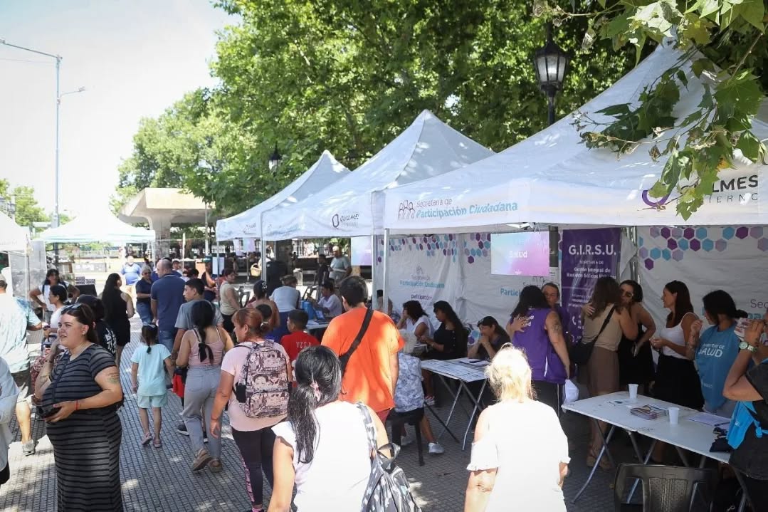 EL MUNICIPIO REALIZÓ UN NUEVO OPERATIVO «QUILMES CERCA» EN LA PLAZA YRIGOYEN Y BRINDÓ ASISTENCIA A LOS PRESENTES POR LAS ALTAS TEMPERATURAS