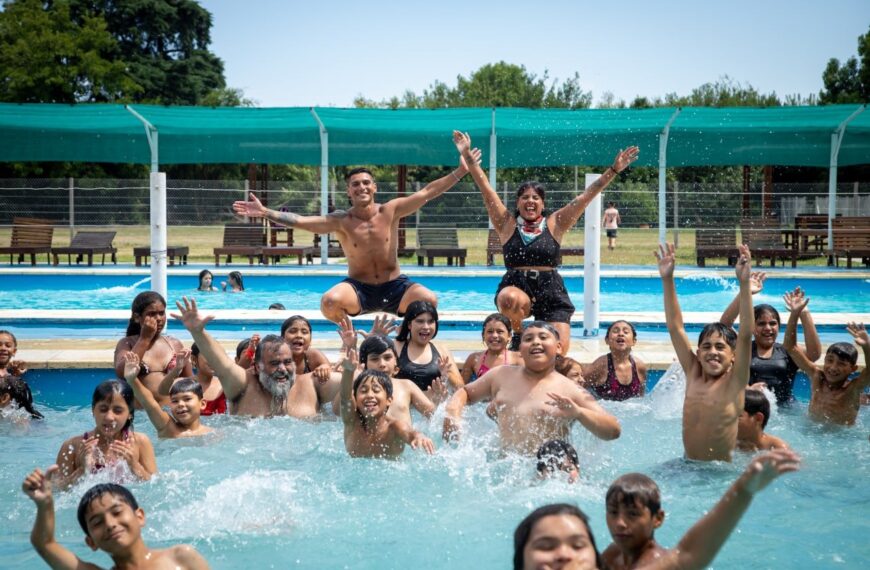 ESCUELAS ABIERTAS EN VERANO 2026: CON UNA FIESTA DE LA ESPUMA Y MUCHA DIVERSIÓN FINALIZÓ EL PROGRAMA EN EL PREDIO DE LA UOM