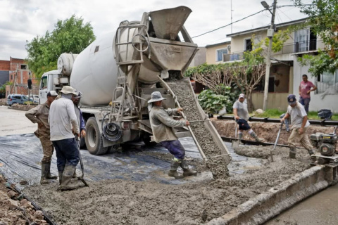 AVANZAN LOS PAVIMENTOS EN LA PRIMAVERA Y KOLYNOS DE QUILMES OESTE