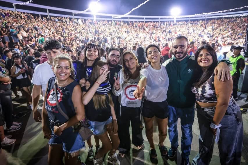 MAYRA Y EVA MIERI JUNTO A CENTENARES DE VECINOS PARTICIPARON DE LOS «CARNAVALES CON MEMORIA» EN EL PARQUE DE LA CIUDAD DE QUILMES OESTE