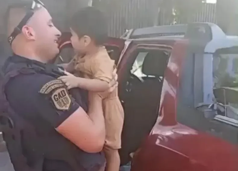 DESESPERADO RESCATE DE UN NENE ABANDONADO POR SUS ABUELOS DENTRO DEL AUTO EN UN SHOPPING