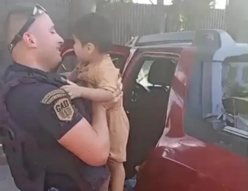 DESESPERADO RESCATE DE UN NENE ABANDONADO POR SUS ABUELOS DENTRO DEL AUTO EN UN SHOPPING