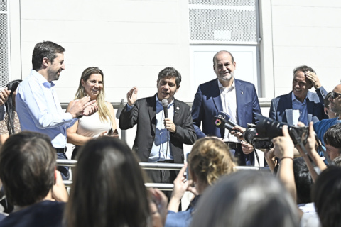 KICILLOF EN BAHIA BLANCA RECORRIÓ EL CANAL MALDONADO Y ENTREGÓ VIVIENDAS