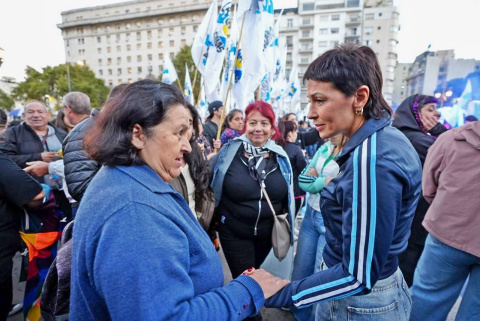 MAYRA MENDOZA PARTICIPÓ DE LA MARCHA EN DEFENSA A LA LEY DE GLACIARES