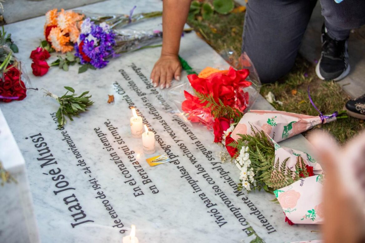 MULTITUDINARIO HOMENAJE A JUAN JOSÉ MUSSI EN EL CEMENTERIO MUNICIPAL DE BERAZATEGUI