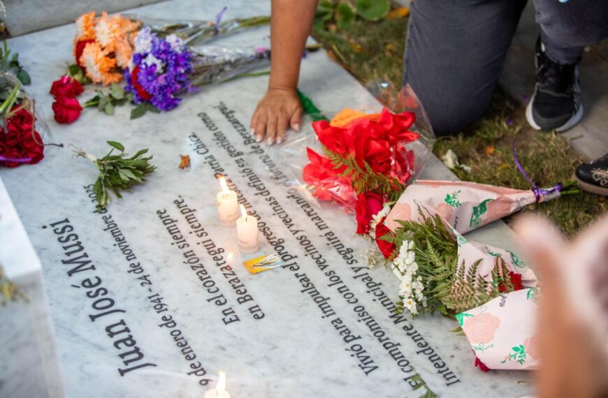 MULTITUDINARIO HOMENAJE A JUAN JOSÉ MUSSI EN EL CEMENTERIO MUNICIPAL DE BERAZATEGUI