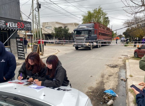 EL MUNICIPIO DE QUILMES INTERVINO ANTE GRAVES DAÑOS EN EL TENDIDO ELÉCTRICO PROVOCADOS POR CAMIONES