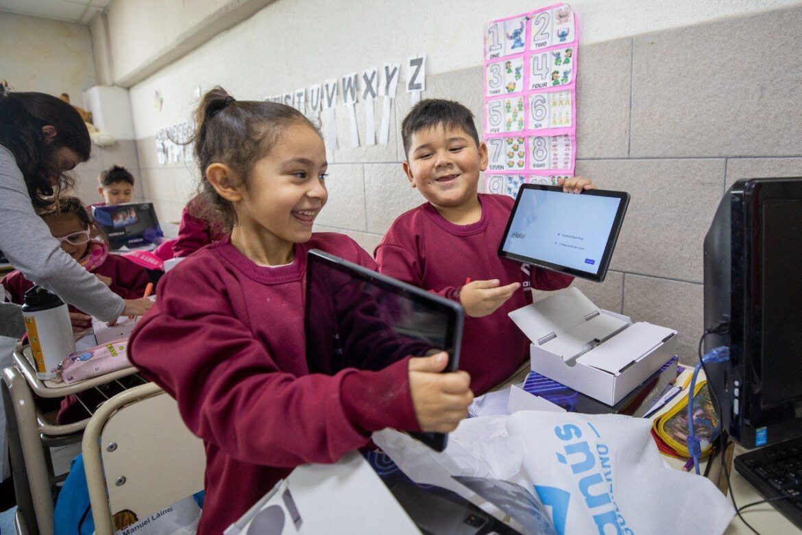 LANÚS GOBIERNO OTORGÓ NUEVAS TABLETS A LAS Y LOS ESTUDIANTES DE PRIMER GRADO DE LA EPMB N°1 «MANUEL LÁINEZ»