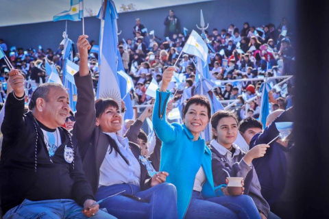 MAYRA Y EVA MIERI JUNTO A MÁS DE 4.000 ESTUDIANTES QUILMEÑOS QUE PROMETIERON LEALTAD A LA BANDERA 2026