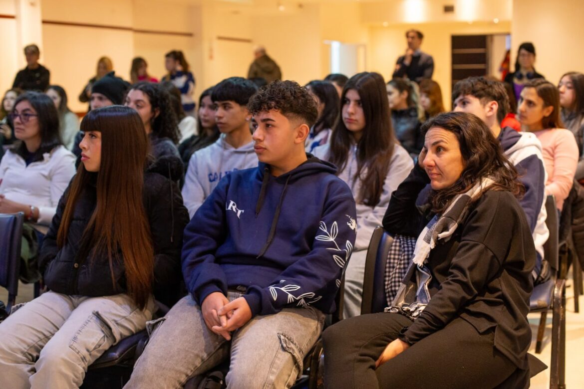 EL MUNICIPIO PRESENTÓ EL TALLER «JUVENTUDES Y EMPLEABILIDAD» EN EL CENTRO DE EMPLEADOS DE COMERCIO DE QUILMES
