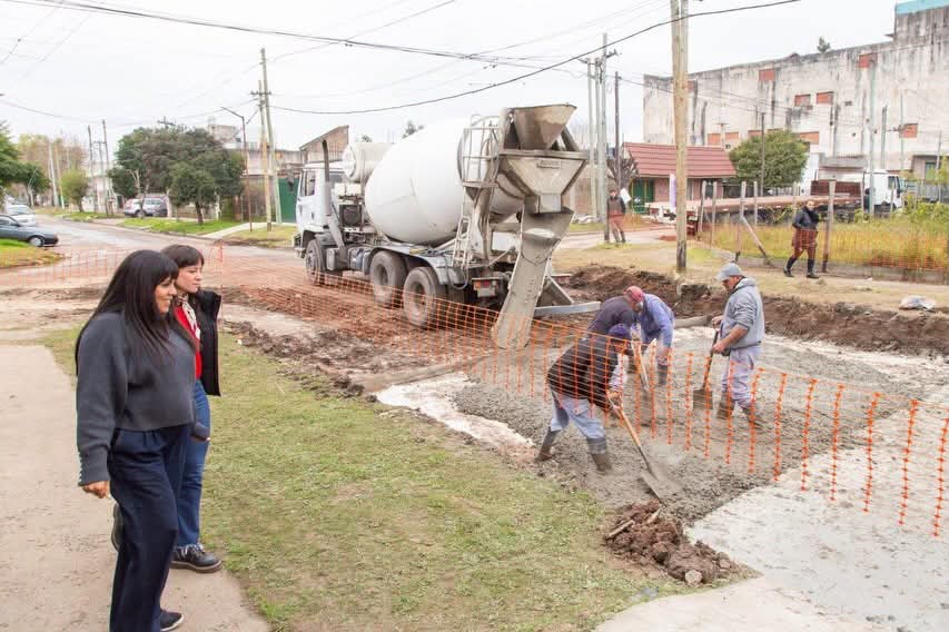 AVANZA LA ÚLTIMA ETAPA DE OBRAS PARA COMPLETAR LA PAVIMENTACIÓN TOTAL DEL BARRIO KOLYNOS DE QUILMES OESTE