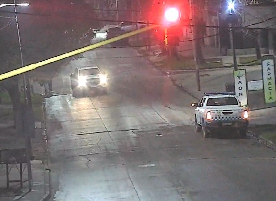ROBÓ UNA MOTO E INTENTÓ ESCONDERSE, PERO FUE REGISTRADO POR LAS CÁMARAS DE SEGURIDAD