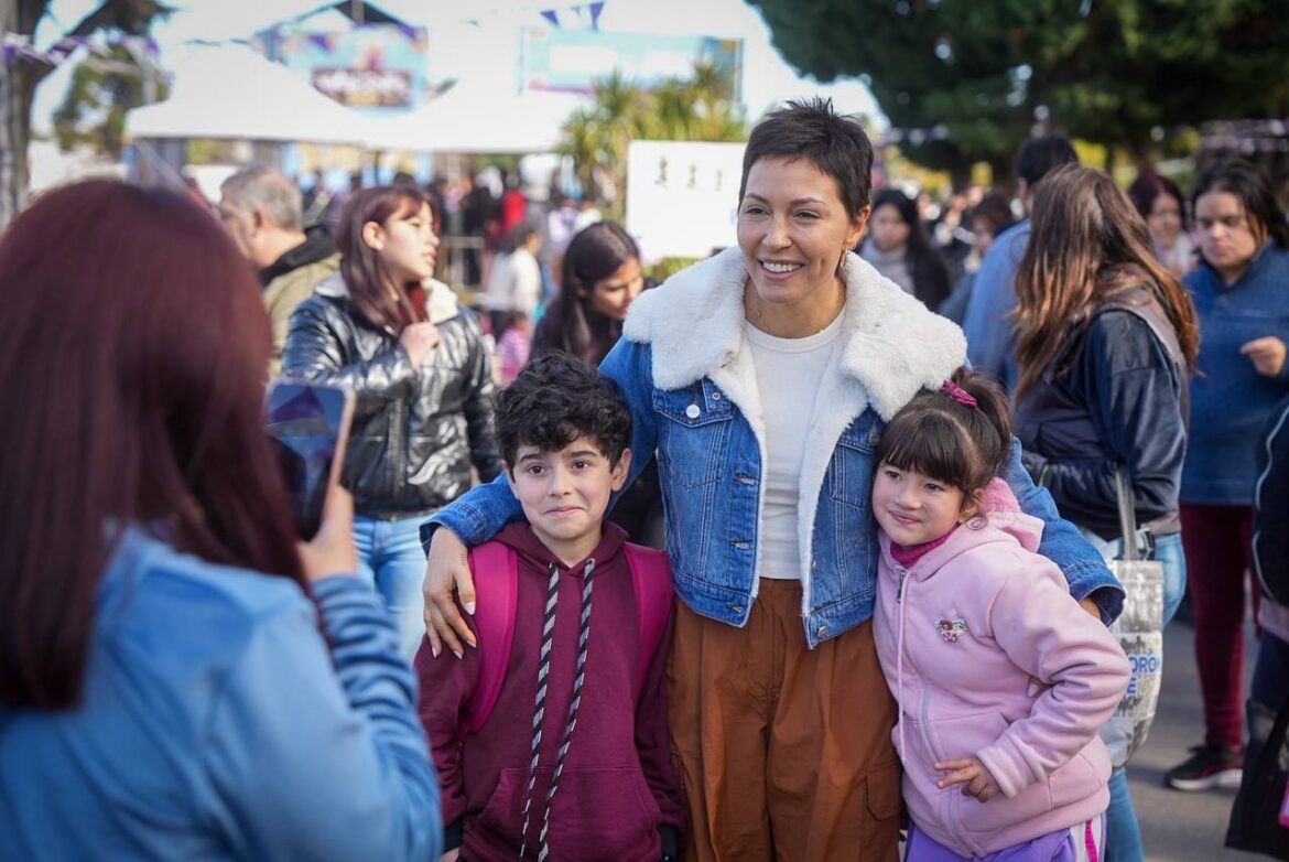 MAYRA RECORRIÓ EL GRAN PARQUE DE JUEGOS QUE FUNCIONA EN EL POLIDEPORTIVO MUNICIPAL CON ENTRADA LIBRE Y GRATUITA Y ACTIVIDADES PARA TODA FAMILIA