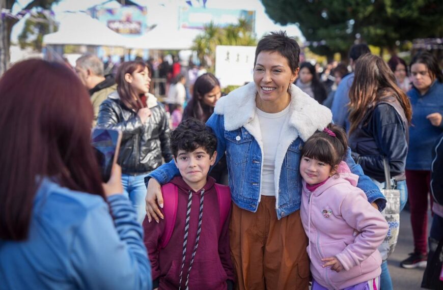 MAYRA RECORRIÓ EL GRAN PARQUE DE JUEGOS QUE FUNCIONA EN EL POLIDEPORTIVO MUNICIPAL CON ENTRADA LIBRE Y GRATUITA Y ACTIVIDADES PARA TODA FAMILIA