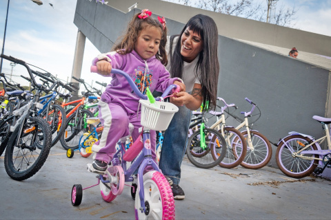 QUILMES: REGALARON BICICLETAS A LOS NIÑOS