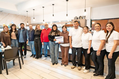 EL MUNICIPIO DE QUILMES ENTREGÓ EL CERTIFICADO DE HABILITACIÓN A UN COMERCIO GASTRONÓMICO Y 41 CARNETS DE MANIPULACIÓN SEGURA DE ALIMENTOS