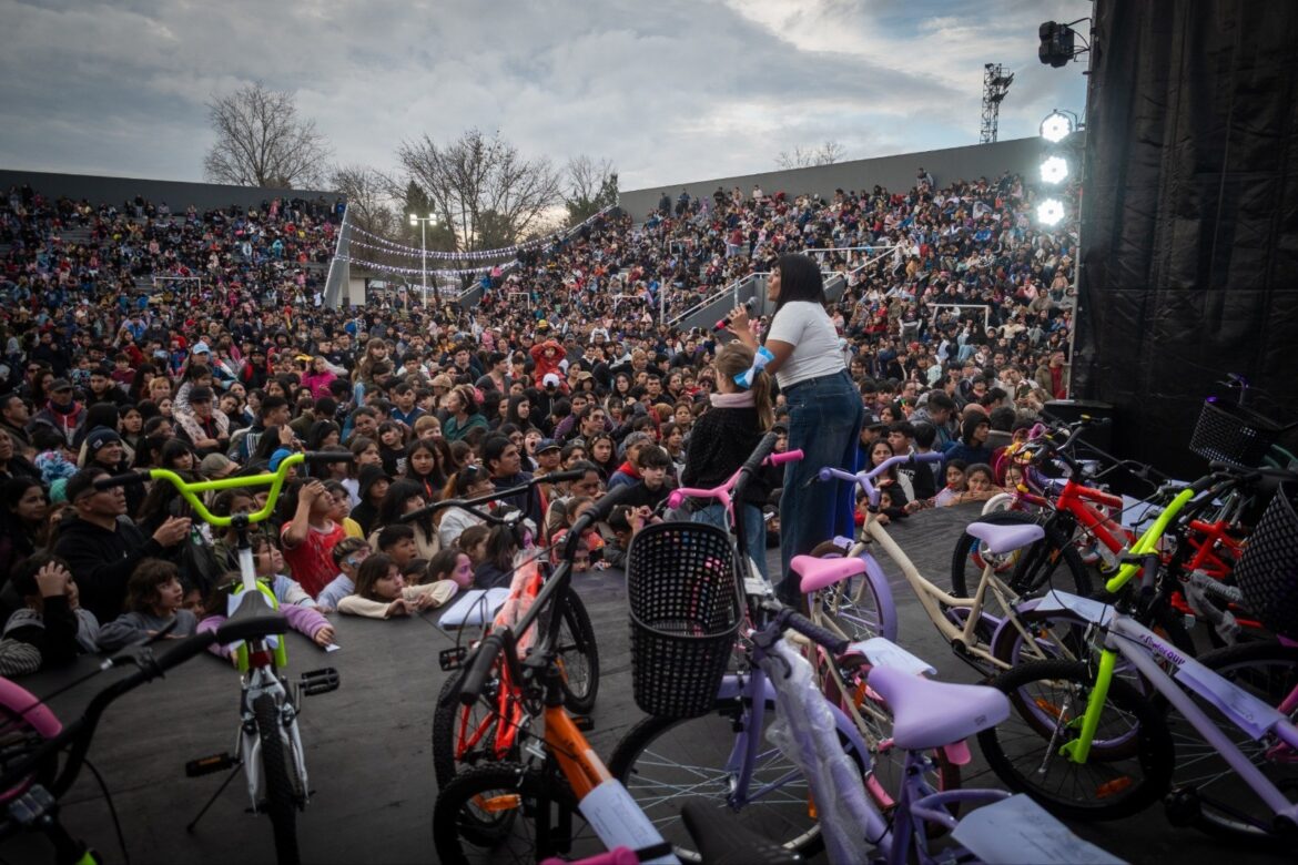 EL GRAN FESTEJO POR EL DÍA DE LAS NIÑECES CONVOCÓ A MILES DE FAMILIAS QUILMEÑAS EN EL POLIDEPORTIVO MUNICIPAL CON ENTRADA LIBRE Y GRATUITA