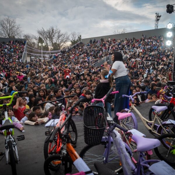 EL GRAN FESTEJO POR EL DÍA DE LAS NIÑECES CONVOCÓ A MILES DE FAMILIAS QUILMEÑAS EN EL POLIDEPORTIVO MUNICIPAL CON ENTRADA LIBRE Y GRATUITA