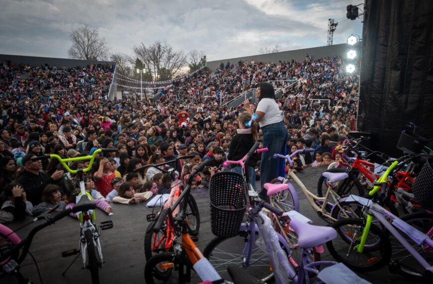 EL GRAN FESTEJO POR EL DÍA DE LAS NIÑECES CONVOCÓ A MILES DE FAMILIAS QUILMEÑAS EN EL POLIDEPORTIVO MUNICIPAL CON ENTRADA LIBRE Y GRATUITA