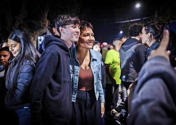 MAYRA Y EVA MIERI JUNTO A MILES DE VECINOS Y VECINAS EN LOS FOGONES DE BERNAL