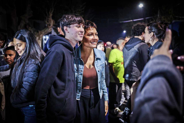MAYRA Y EVA MIERI JUNTO A MILES DE VECINOS Y VECINAS EN LOS FOGONES DE BERNAL
