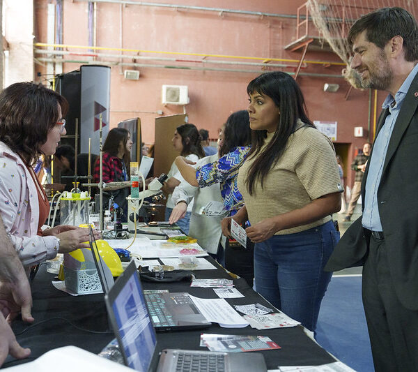 MÁS DE 1.700 ESTUDIANTES SECUNDARIOS PARTICIPARON EN LA SEGUNDA JORNADA DE LA EXPO QUILMES EDUCA 2026 EN EL GIMNASIO DE LA UNQ
